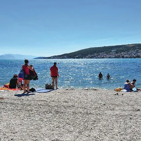 アパート 3 Bedroom Beautiful Apartment In Trogir