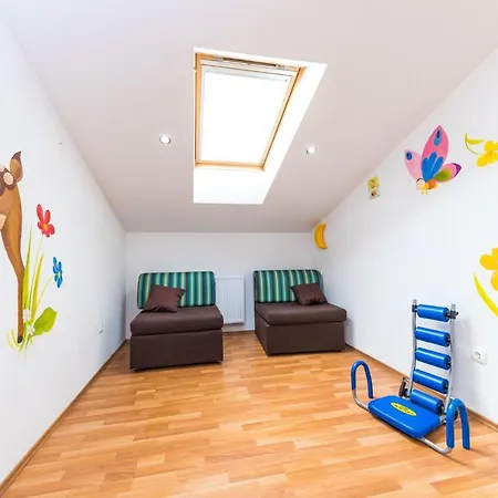 3 Bedroom Beautiful In Апартаменти Трогір